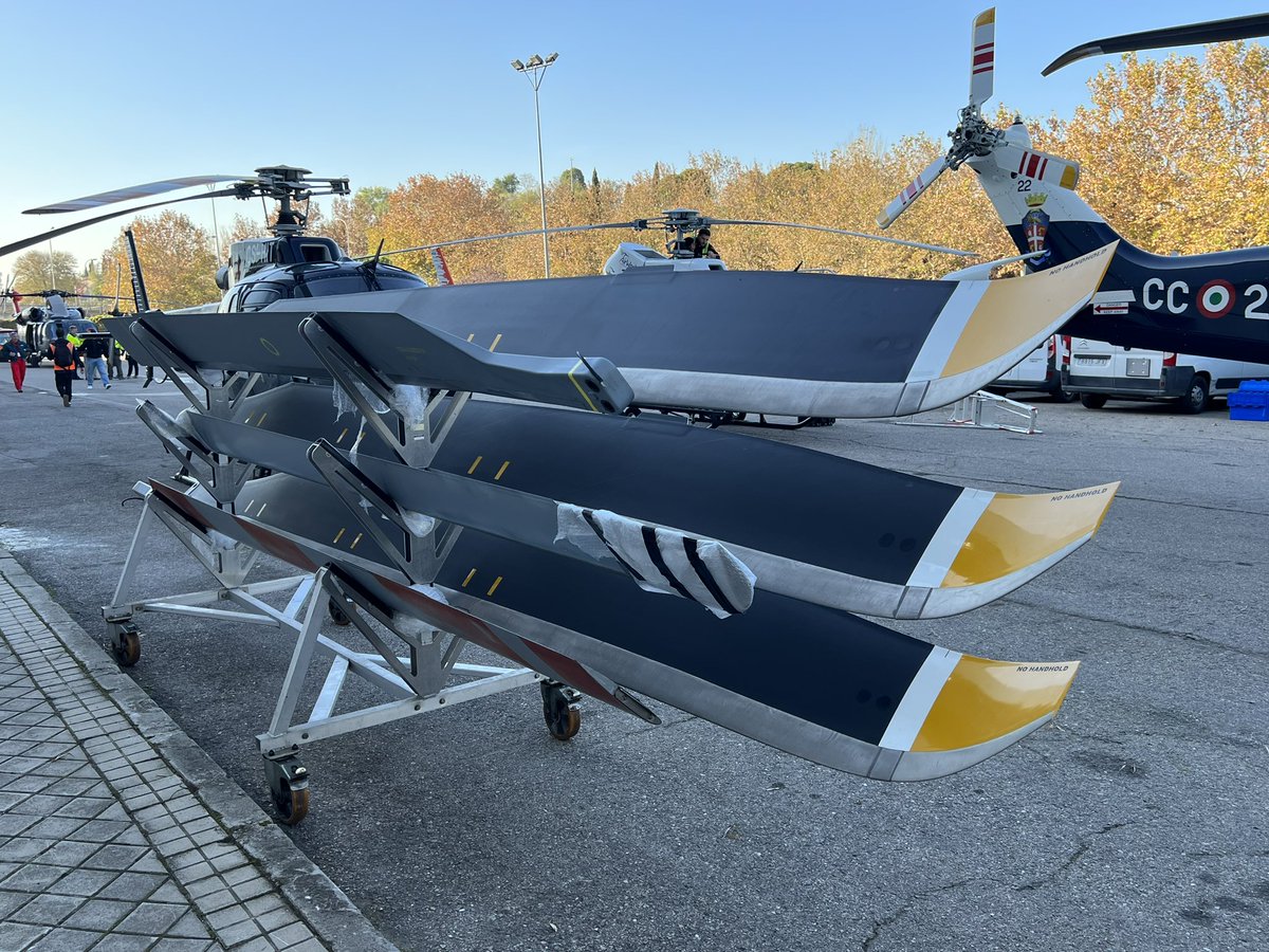 dani_lecu's tweet photo. Trabajos para poder meter los helicópteros en el pabellón. Toca desmontar algunas hélices y remolcarlos al interior.
@ATAIRE_ORG @IFEMA @EuropeanRotors #LECU https://t.co/QrCuI3oQv0