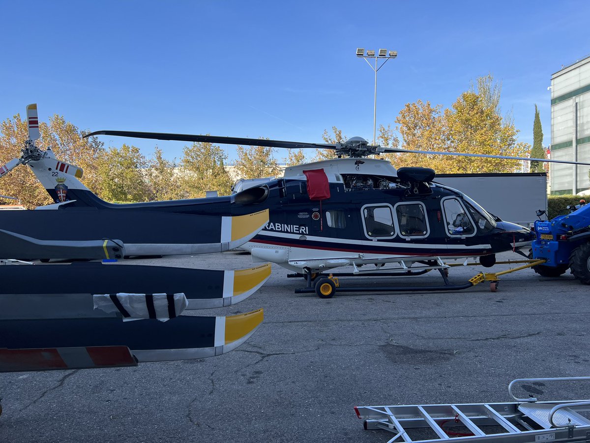 dani_lecu's tweet photo. Trabajos para poder meter los helicópteros en el pabellón. Toca desmontar algunas hélices y remolcarlos al interior.
@ATAIRE_ORG @IFEMA @EuropeanRotors #LECU https://t.co/QrCuI3oQv0