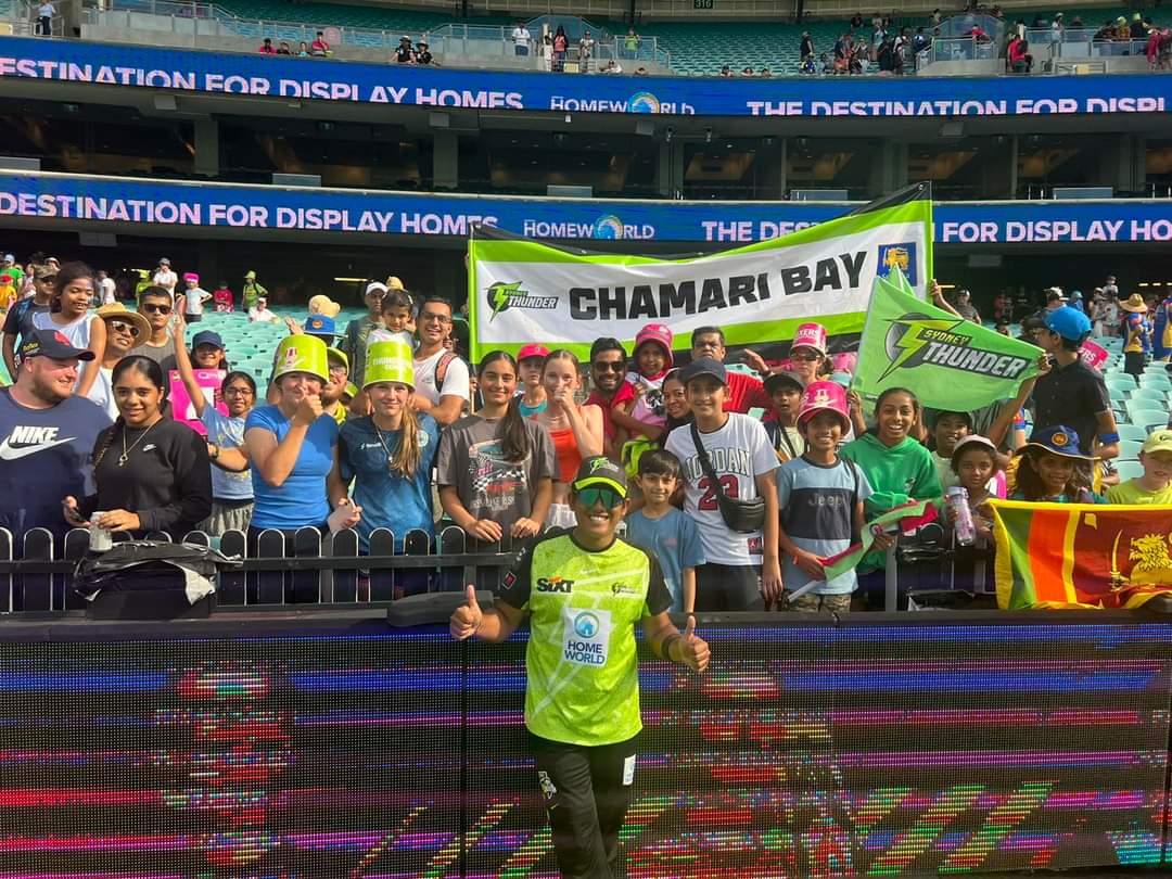Cheering on Chamari Athapaththu at the SCG! 🏏🇱🇰 Incredible support at the "Chamari Bay".🏟️

📸: Sydney Thunder