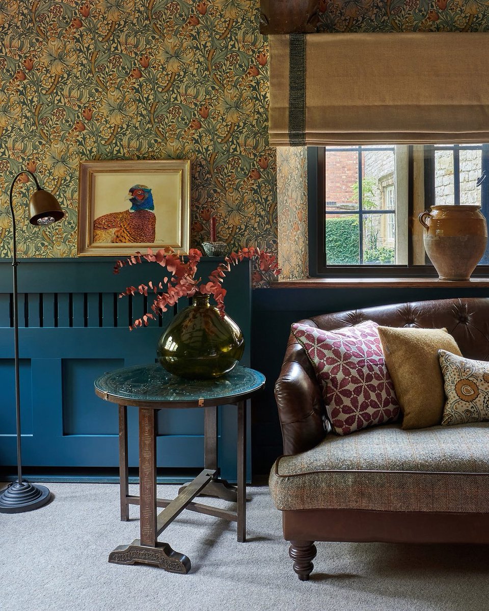 tetradsofas's tweet photo. β A cosy Winter snug designed by @carolineborgmaninteriors featuring the Dalmore. It's time to hunker down for the cold Winter months! π€ π
β
#tetradsofas #dalmore #harristweed #leathersofa #buttonedsofa #homesweethome #winterhome #autumnhome #seasonalstyle https://t.co/unouAi5zjn
