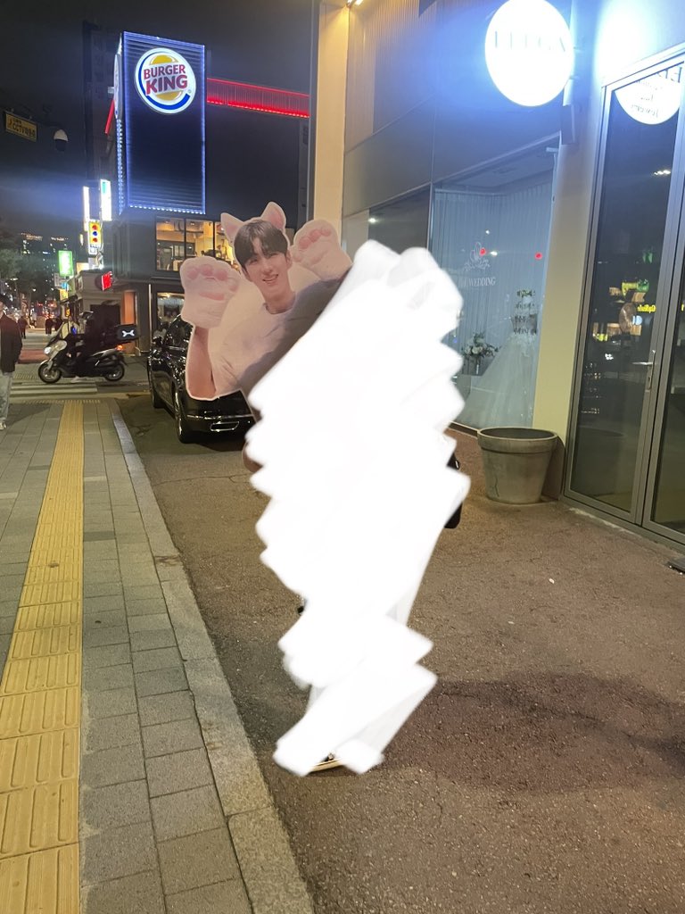 범 tweet media