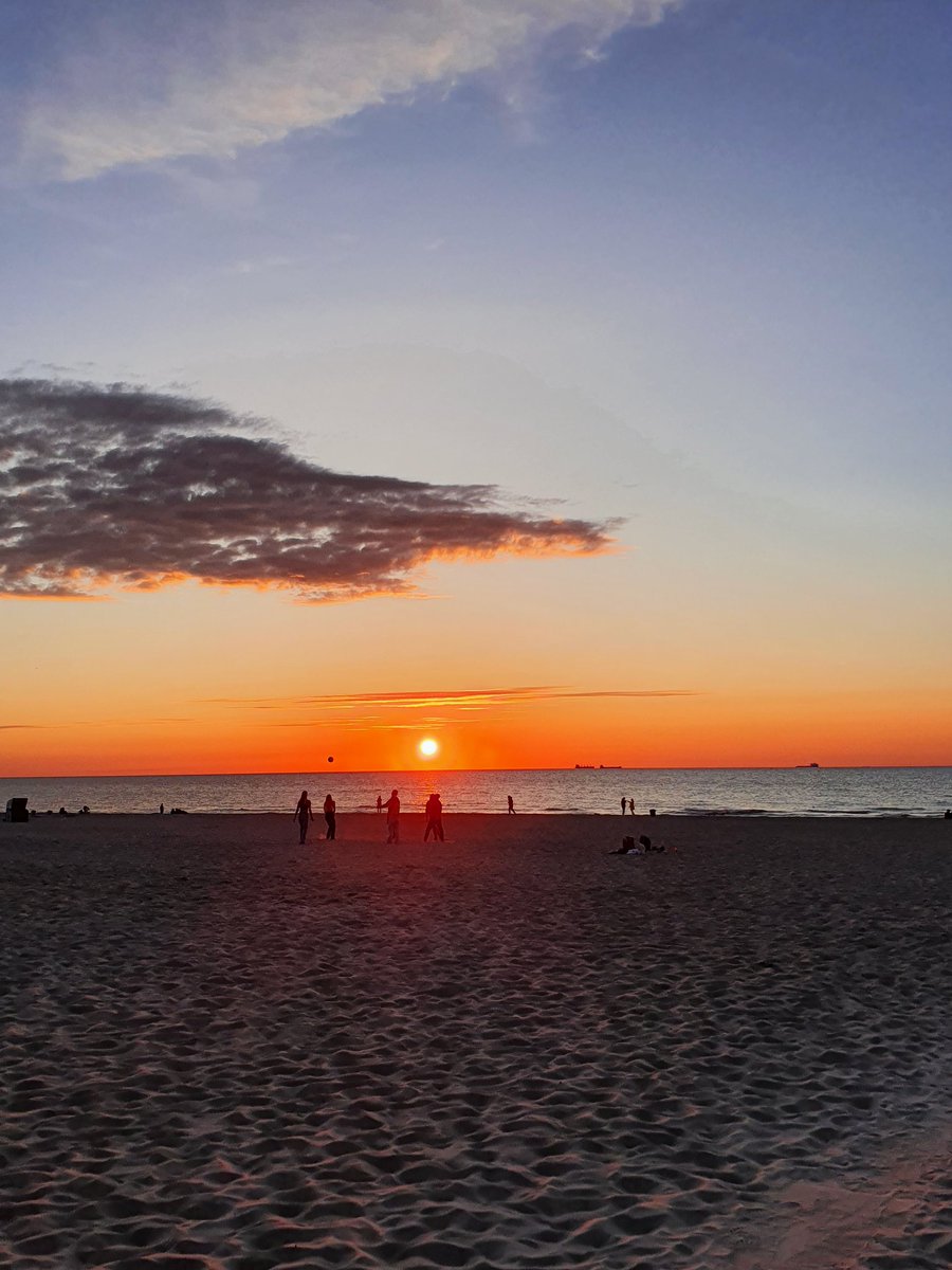 BrightenYo7124's tweet photo. #Sunset at #balticsea in #Warnemunde. 😊
#Sonnenuntergang in #Warnemünde an der #Ostsee. ❤ https://t.co/alMXHY7sDl