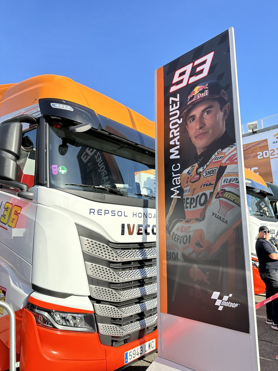 IvecoES's tweet photo. Hoy cerramos una apasionante temporada de #MotoGP. ☀️ 18 grados y una afición de locura: se llama Cheste y la magia del ‘Made in Spain’ 🏍️🫶🏻

#IVECO #ValenciaGP  @HRC_MotoGP @marcmarquez93 @MotoGP https://t.co/mAM2rJP1u7