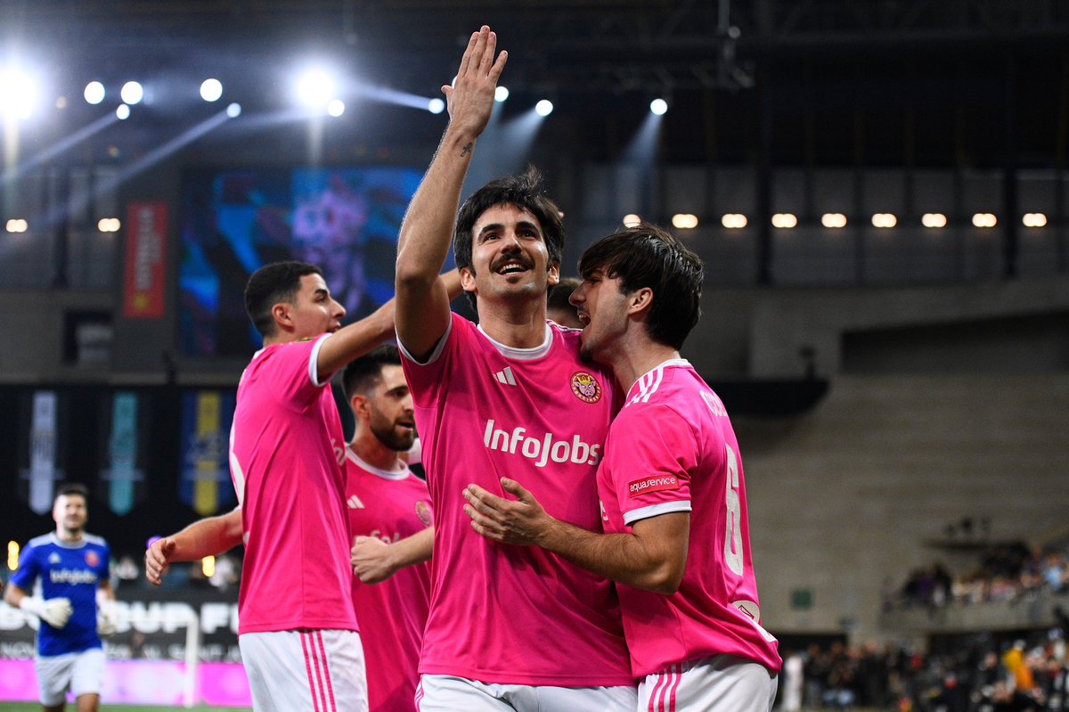 jacoboliencres's tweet photo. ¡CAMPEONES DE LA KINGDOM! 💎 

Gracias a todos los qué habéis confiado siempre, y a los que no también, habéis alimentado nuestras ganas de levantar esta copa! 💘

Os dejo unas fotos que me han recordado lo bien que lo pasamos ayer @PorcinosFC &amp; @IbaiLlanos https://t.co/VoP5LALCdz
