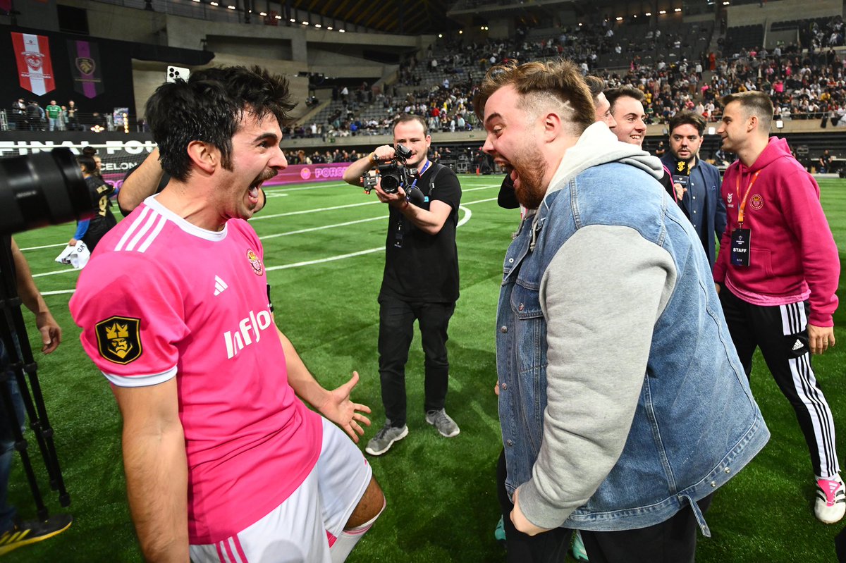 jacoboliencres's tweet photo. ¡CAMPEONES DE LA KINGDOM! 💎 

Gracias a todos los qué habéis confiado siempre, y a los que no también, habéis alimentado nuestras ganas de levantar esta copa! 💘

Os dejo unas fotos que me han recordado lo bien que lo pasamos ayer @PorcinosFC &amp; @IbaiLlanos https://t.co/VoP5LALCdz