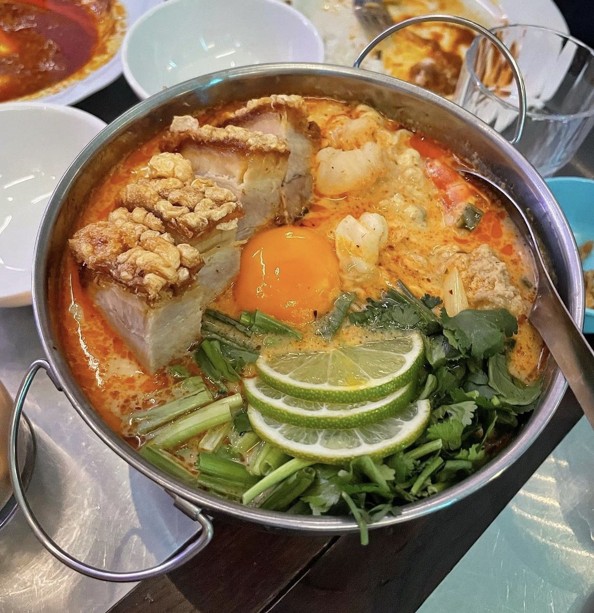 ChinatownLondon's tweet photo. No Sunday plans? Visit Speedboat Bar and enjoy authentic Thai dishes, inspired by Bangkok's Chinatown. From bowls of Tom Yum Mama to Yam Gui Chai Goong (pickled mustard greens and Chinese sausage) 🙌
#chinatownlondon #thaifoodinlondon #speedboatbar https://t.co/tO51nbFA5Q