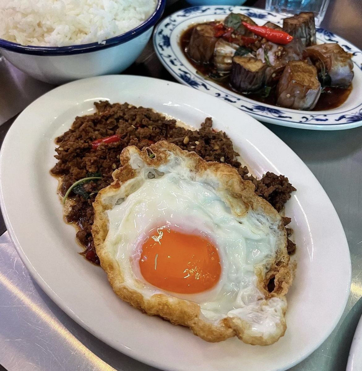 ChinatownLondon's tweet photo. No Sunday plans? Visit Speedboat Bar and enjoy authentic Thai dishes, inspired by Bangkok's Chinatown. From bowls of Tom Yum Mama to Yam Gui Chai Goong (pickled mustard greens and Chinese sausage) 🙌
#chinatownlondon #thaifoodinlondon #speedboatbar https://t.co/tO51nbFA5Q