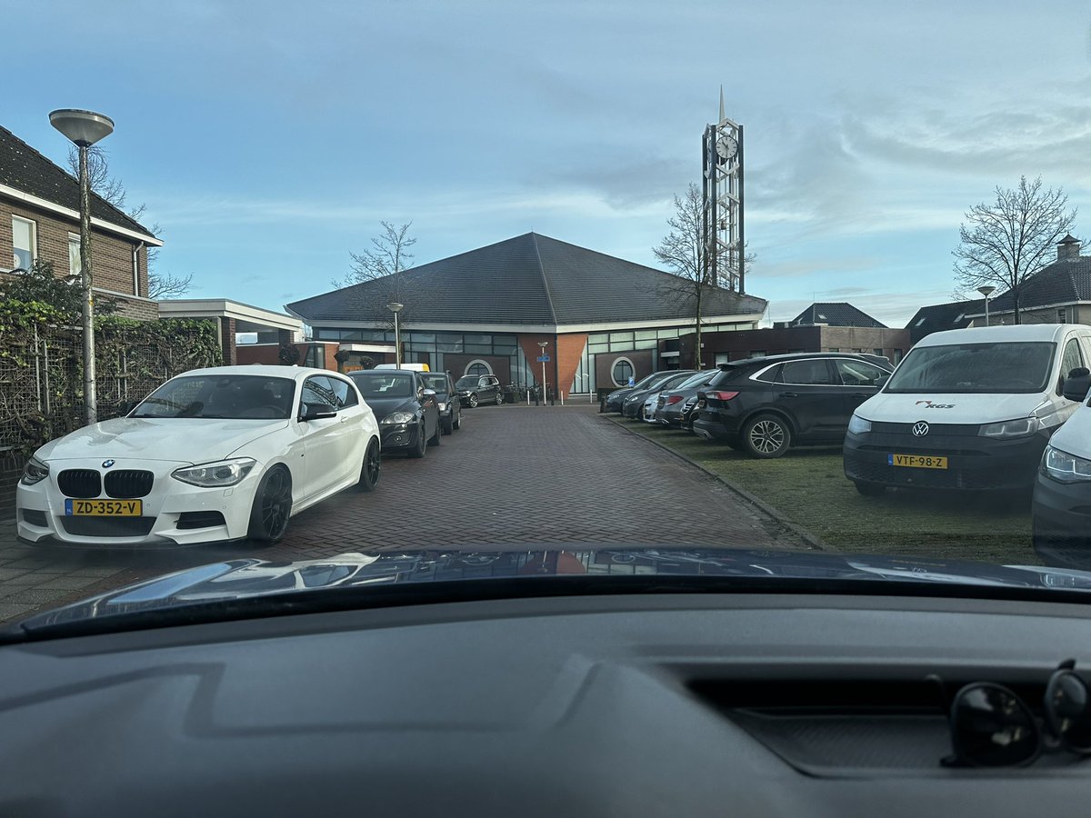 cschuurman92's tweet photo. @gmrijssenholten wanneer wordt er eens wat gedaan aan dat asociale parkeergedrag op de stoepen in de veneslagen op de zondagen? https://t.co/hg0RGjlv6D