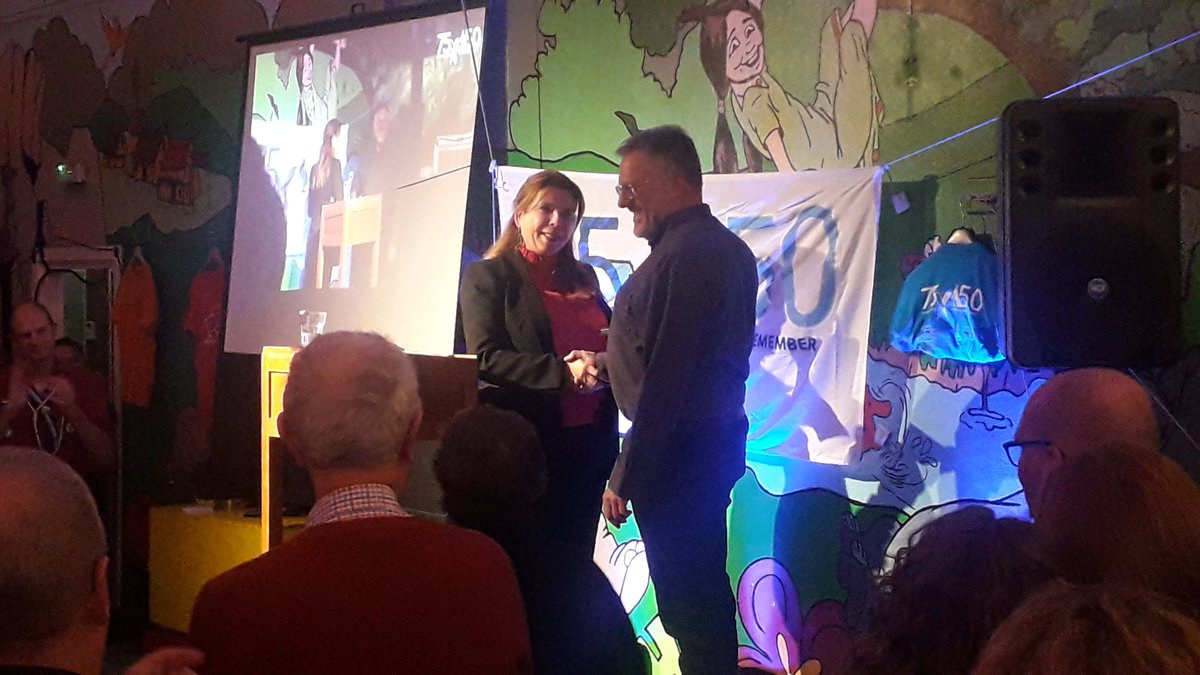Tijdens de 'best party ever' als afsluiting van ons "75 years link / 50th joint camp" jubileum, kreeg onze #vrijwilliger Frank van Drimmelen uit handen van stadsdeeldirecteur Corinne den Heijer de stadspenning <a href="/GemeenteDenHaag/">Gemeente Den Haag</a> uitgereikt voor zijn tomeloze inzet voor onze groep!