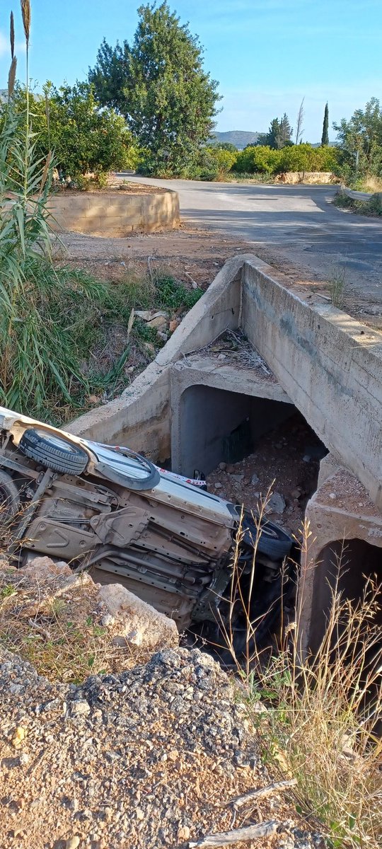 reverter_paco's tweet photo. El govern municipal d'Alcanar sovint s'omple la boca amb la seguretat i el benestar dels nostres veïns.  Des dels aiguats del 2021 el pont de les Calafes ha estat sense baranes de protecció. Alcanar necessita una altra velocitat. https://t.co/g7xqWnXScG