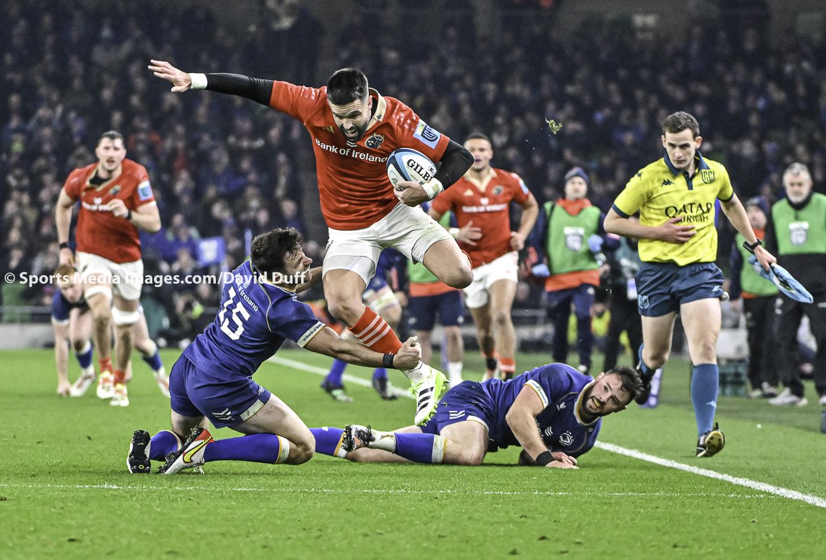 mediaimagescom's tweet photo. @Munsterrugby Connor Murray leaps through the Leinster defence despite the tackles of @leinsterrugby Hugo Keenan and Robbie Henshaw in last nights close @URCOfficial encounter at the Aviva Stadium Dublin https://t.co/rykTANqdpw
