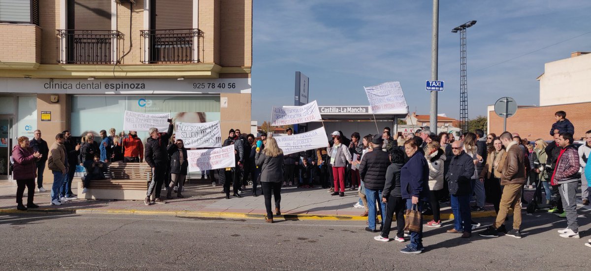 v_manzn's tweet photo. @CEVESA_bus manifestación en Fuensalida, Toledo hoy. De vergüenza el servicio, trabajadores se quedan en tierra cada mañana @AytoFuensalida https://t.co/hw3Yv8q4GG