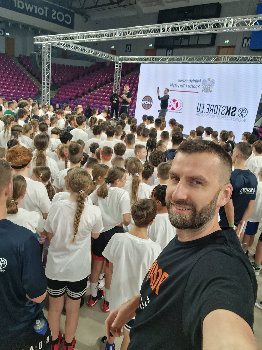 MarcinMozdzonek's tweet photo. Niedziela na sportowo🏀🔥🔥🔥
Kacpa Challenge na Torwarze💪
#MOŻesz
#Pomimo
@SPORT_GOV_PL https://t.co/V8AiATO7Di