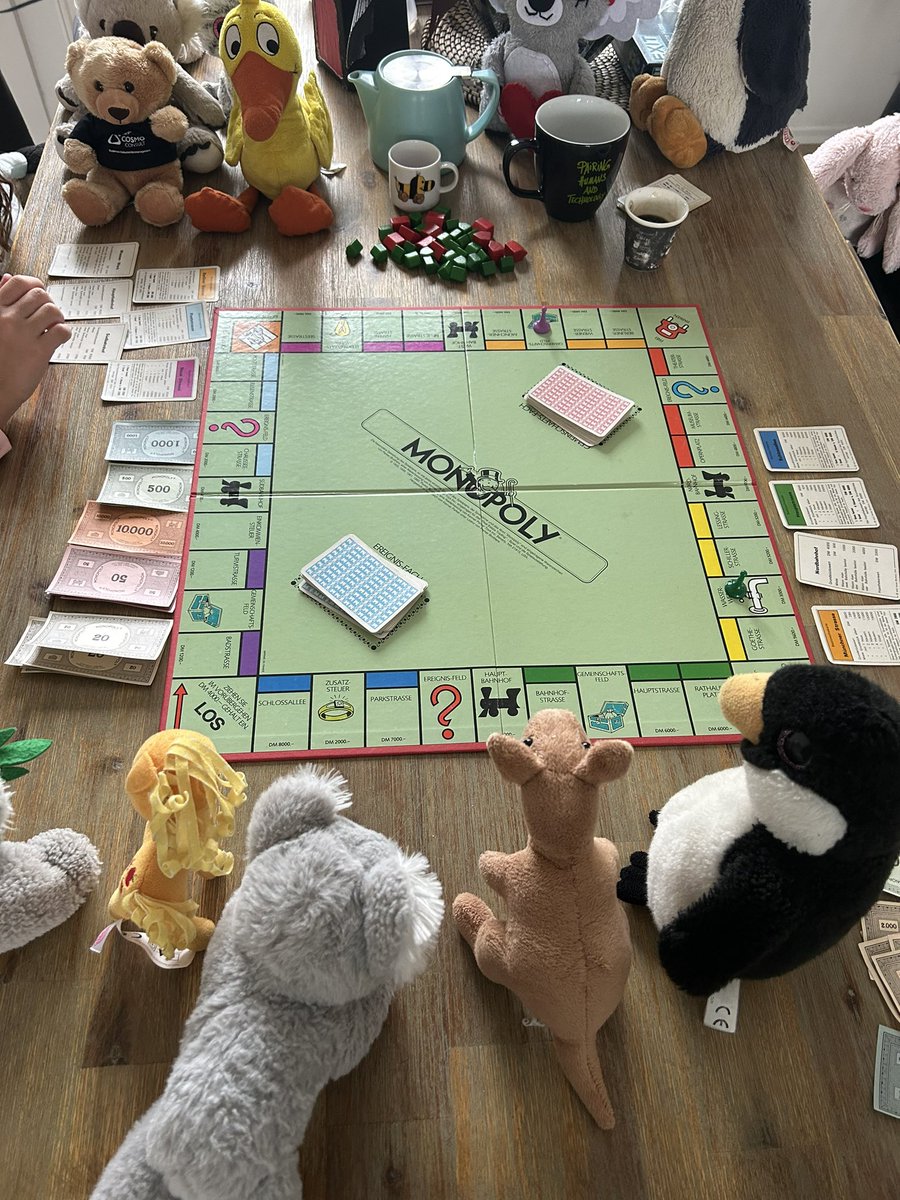 FerdiLethen's tweet image. Before the #ESPC next week starts, it’s #familytime. My Daughter loves cuddly toys😀🐨🐨 we play old games like Monopoly