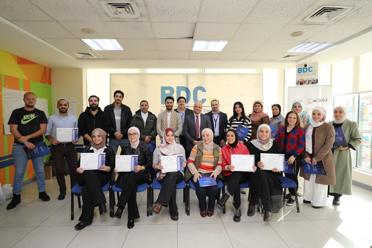 inhad_jordan's tweet photo. فخورون برياديين ورياديات الأعمال الذين أنهوا بنجاح برنامجنا التدريبي في العاصمة عمّان، وسيتنقلوا بعد هذه المرحلة لإعداد دراسات الجدوى الخاصة بمشاريعهم والتخطيط لتنفيذها.

يعد برنامج انهض أحد برامج @BDCJordan  والمدعوم من قبل @UNICEFJordan .
#انهض https://t.co/a436I5vIav