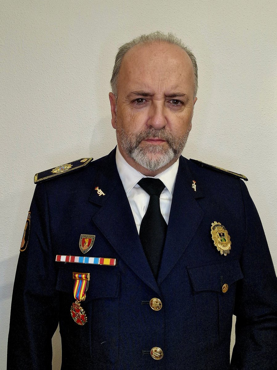 Todo un orgullo y satisfacción haber recibido hoy desde la Honorable y Real Orden Pontificia de Caballeros de San Cristóbal, la Cruz al Mérito por la lucha Antiterrorista. 
Dedico este reconocimiento a mis compañeros de la Policía Local de Benidorm.
Va por todos vosotros 🇪🇸 🇲🇽