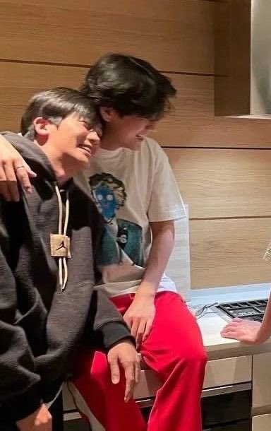 taeguide's tweet photo. Hyungsik shares in his fan meeting today that he had drinks with a friend who is enlisting very soon. 

“I have a dear friend enlisting in the military soon so we drank some alcohol/had some drinks” https://t.co/GpA2XbyMbB