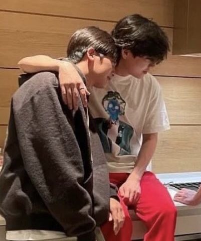 taeguide's tweet photo. Hyungsik shares in his fan meeting today that he had drinks with a friend who is enlisting very soon. 

“I have a dear friend enlisting in the military soon so we drank some alcohol/had some drinks” https://t.co/GpA2XbyMbB