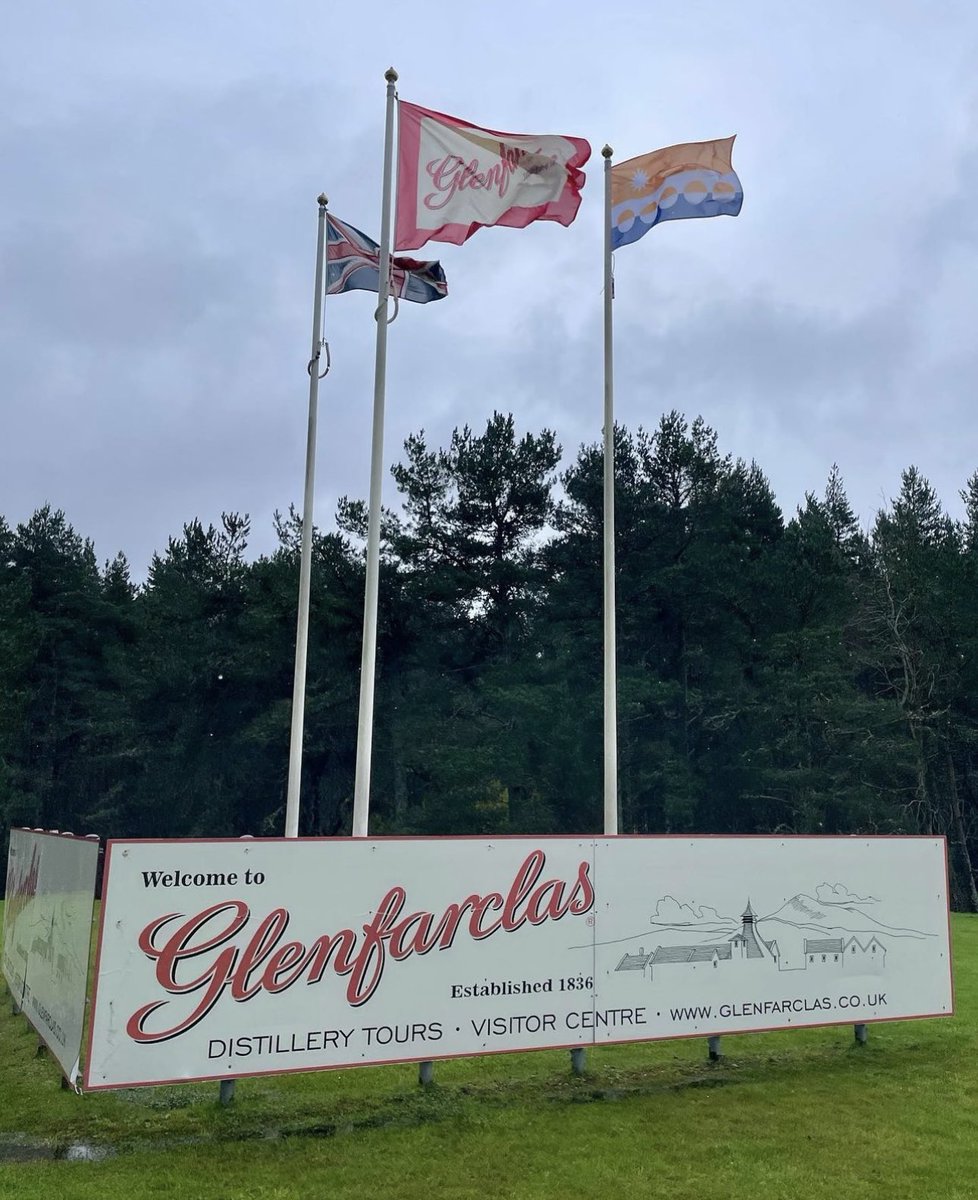 The Banffshire flag flying at Glenfarclas distillery. britishcountyflags.com/category/banff… #banffshireflag