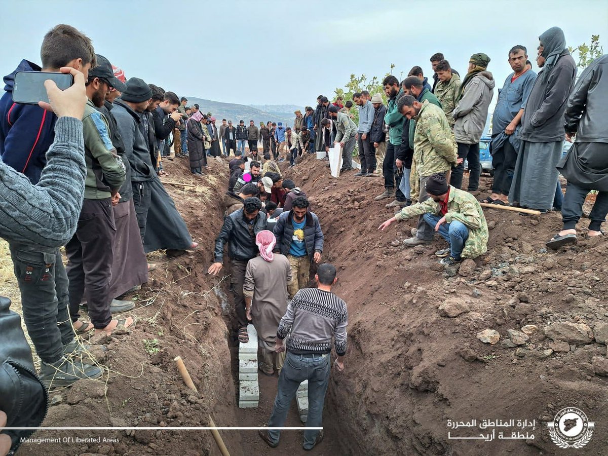 Dün, idlib kırsalında zeytin toplarken Esed itlerinin saldırısı sonucu bir aileden 9 kişi hayatını kaybetmişti, bugün toprağa verildi. Allah rahmet eylesin.