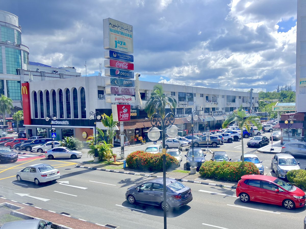 mz5392's tweet photo. 11 ブルネイ🇧🇳
面積世界3位のボルネオ島。南側インドネシア、北側はマレーシアとマレーシアに囲まれた三重県くらいの小さな国ブルネイ。南シナ海に接する歴史ある国、イギリス連邦の国、イスラムの国

石油・天然ガスで豊かな国だけど観光するとこあまりない
モスクとか博物館とかナイトマーケットとか https://t.co/H2kVq2vQlV