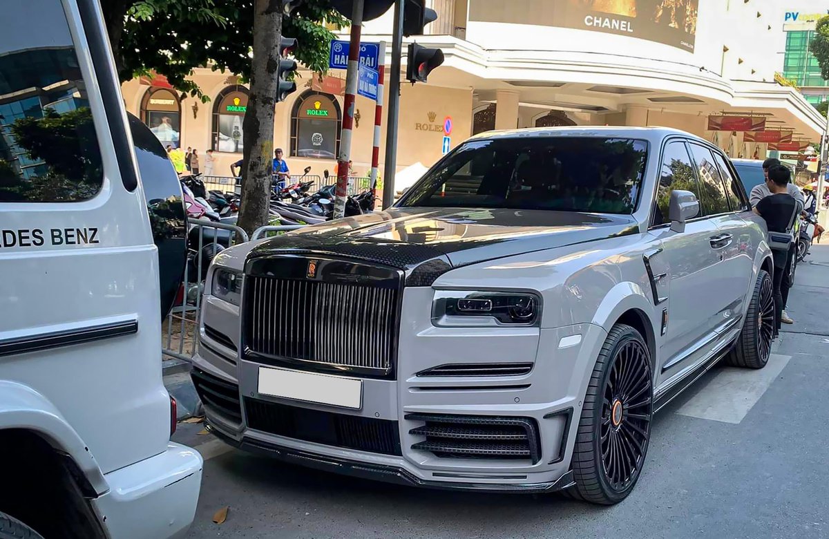 SPcarMagazine's tweet photo. Rolls-Royce Cullinan

Có lẽ nguyên bản vẫn đẹp hơn https://t.co/QZzml4WFGp