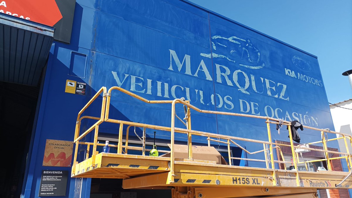 MasRotulo's tweet image. En la primera imagen hicimos un trabajo de retirada y limpieza de fachada para posteriormente conseguir lo que véis en la siguiente imagen.
En la segunda imagen podéis observar el resultado del trabajo que consiste en una rotulación en vinilo polimérico en fachada y cristalera.