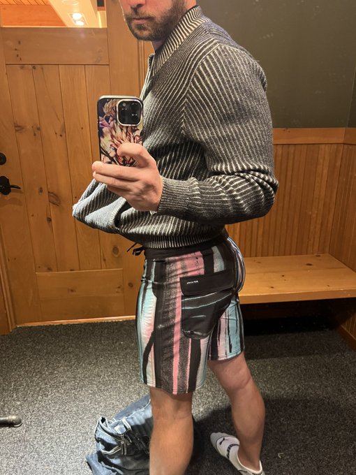 Wasn&rsquo;t sure about these shorts from the airport until I seen the back 🍑 😜 https://t.co/55NyvMYUe8