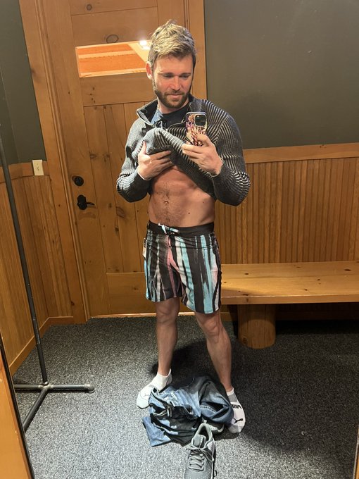 Wasn&rsquo;t sure about these shorts from the airport until I seen the back 🍑 😜 https://t.co/55NyvMYUe8