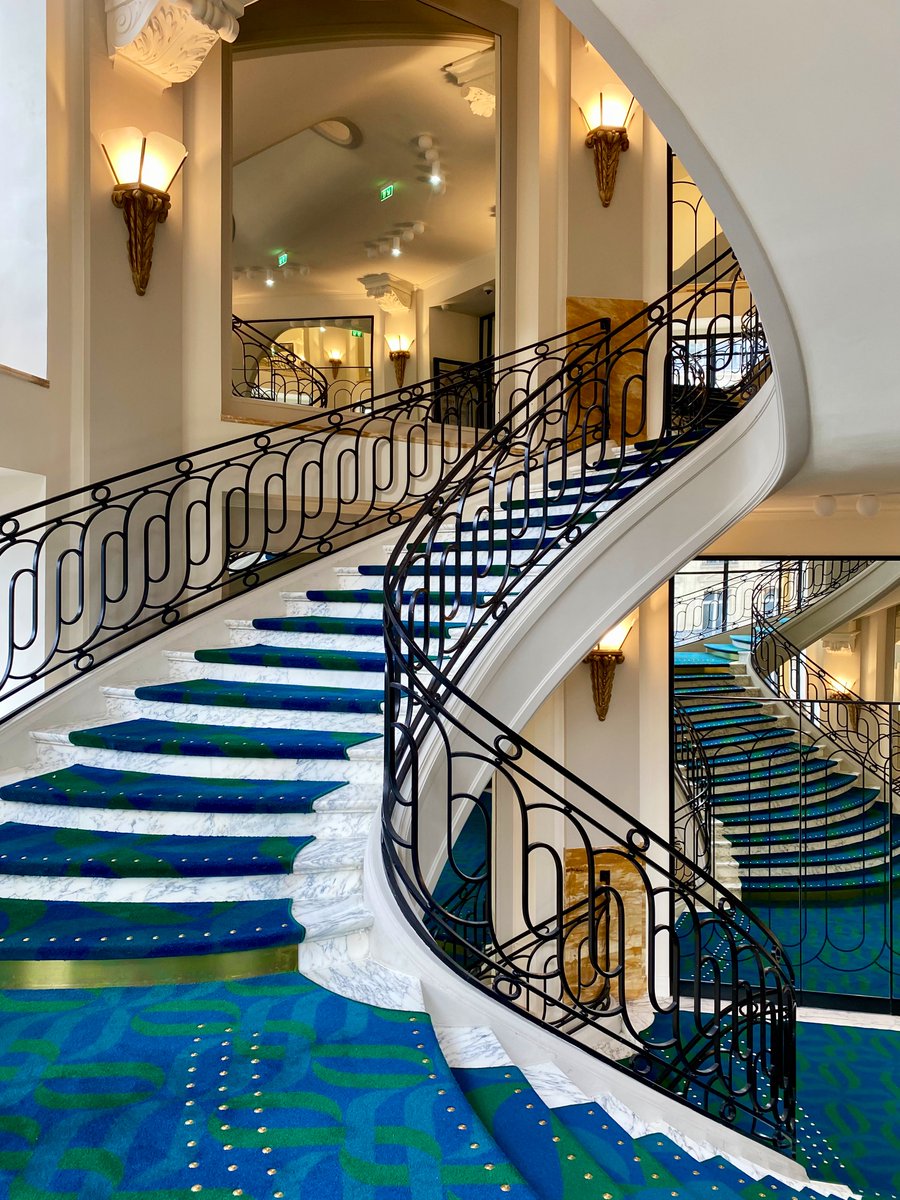 Guiguiii94's tweet photo. Restauré &amp; rouvert en juin après quatre décennies de fermeture, le 
magnifique grand escalier du @Printemps (Femmes) relie l’entrée de la rotonde Haussmann/Caumartin à la terrasse panoramique.

Un bijou de style Art Déco imaginé par Georges Wybo lors de la reconstruction 1922-24. https://t.co/sMeZvzNFGX