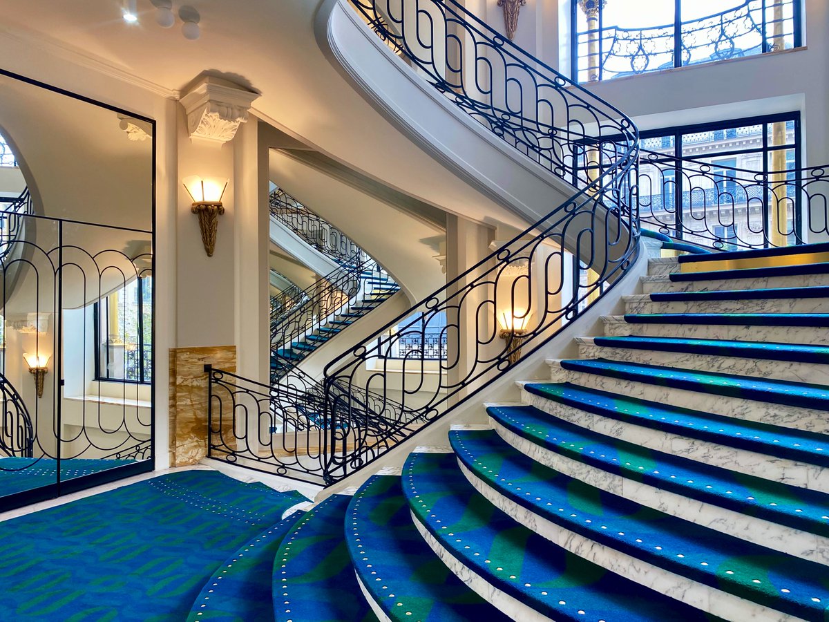 Guiguiii94's tweet photo. Restauré &amp; rouvert en juin après quatre décennies de fermeture, le 
magnifique grand escalier du @Printemps (Femmes) relie l’entrée de la rotonde Haussmann/Caumartin à la terrasse panoramique.

Un bijou de style Art Déco imaginé par Georges Wybo lors de la reconstruction 1922-24. https://t.co/sMeZvzNFGX