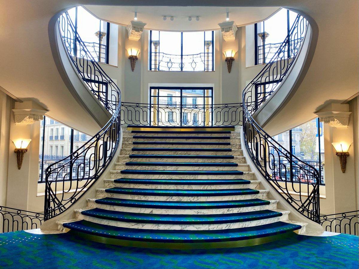 Guiguiii94's tweet photo. Restauré &amp; rouvert en juin après quatre décennies de fermeture, le 
magnifique grand escalier du @Printemps (Femmes) relie l’entrée de la rotonde Haussmann/Caumartin à la terrasse panoramique.

Un bijou de style Art Déco imaginé par Georges Wybo lors de la reconstruction 1922-24. https://t.co/sMeZvzNFGX