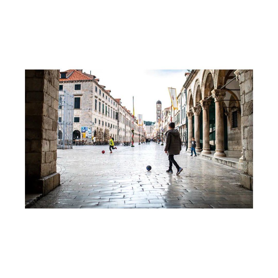 📷 @vedranjerinic • Dubrovnik •  #dubrovnik #streetsgrammer #photoobserve #spicollective #sweet_street_beat #bcncollective #streetphotocolor #fromstreetswithlove #thestreetphotographyhub #streets_storytelling #lensculturestreets #futballisztika