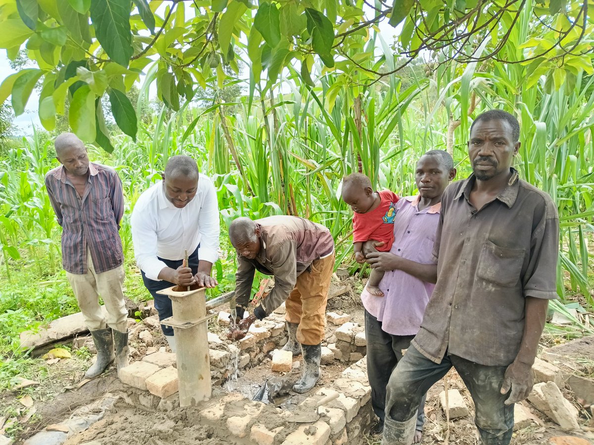 KitattaIbrah's tweet photo. Our borehole reconstruction drive has taken us to Rugorogoro Village in Kalagala Parish of Malongo Sub county Lwengo District. With help from our partners, this one too is being overhauled. Clean Water is life. https://t.co/IWusK16TmL