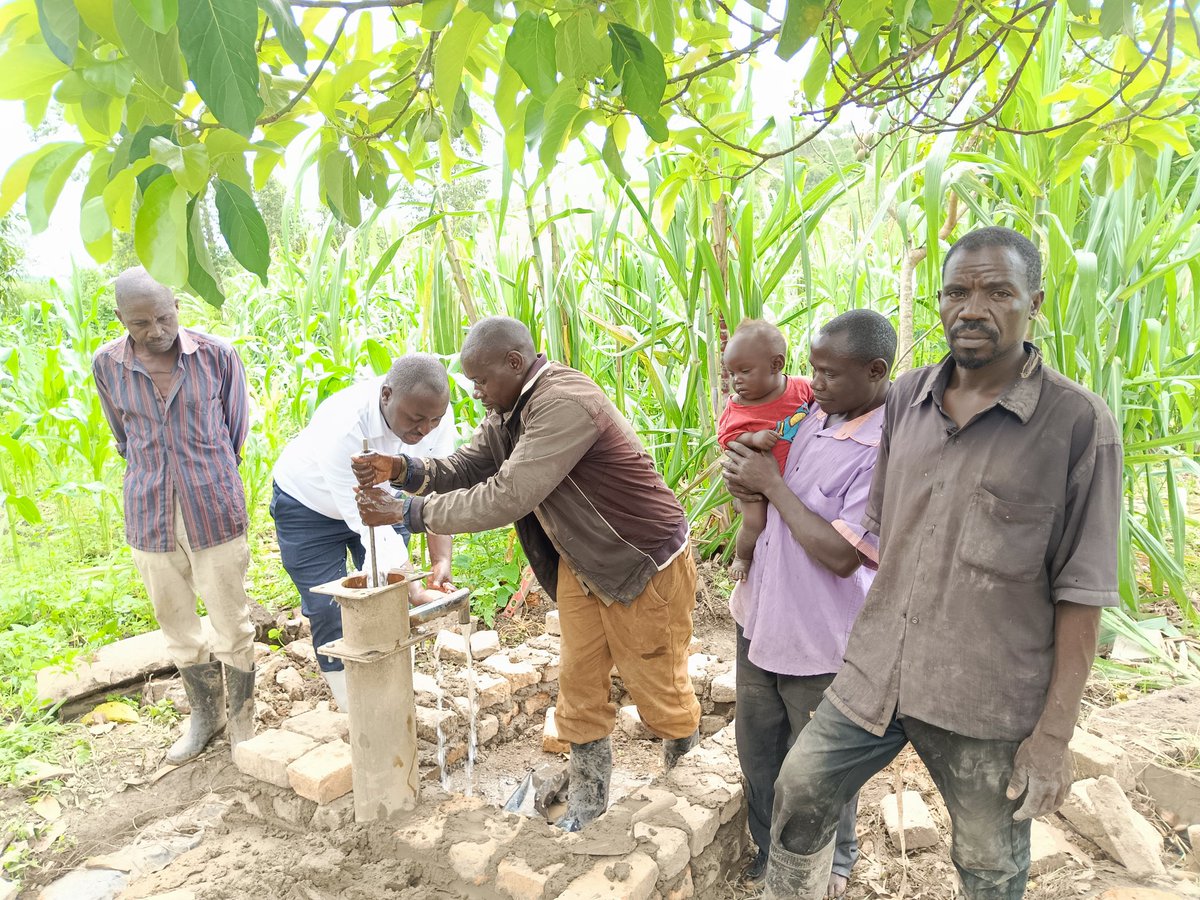 KitattaIbrah's tweet photo. Our borehole reconstruction drive has taken us to Rugorogoro Village in Kalagala Parish of Malongo Sub county Lwengo District. With help from our partners, this one too is being overhauled. Clean Water is life. https://t.co/IWusK16TmL