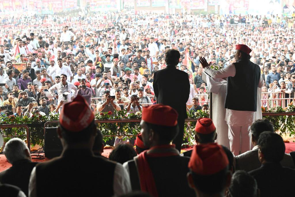 yadavakhilesh's tweet photo. आइए आज ‘संविधान दिवस’ पर हम सब मिलकर संविधान बचाने के संकल्प को दोहराएं और सांविधानिक मूल्यों की रक्षा के लिए एकजुट हो जाएं। https://t.co/n4O6MXmDcM