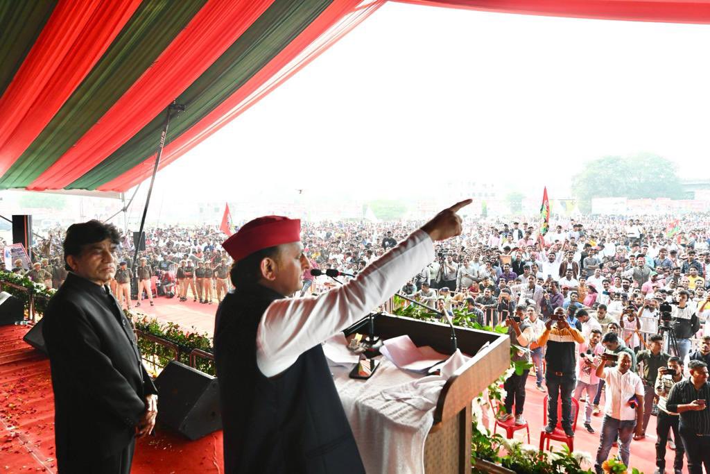 yadavakhilesh's tweet photo. आइए आज ‘संविधान दिवस’ पर हम सब मिलकर संविधान बचाने के संकल्प को दोहराएं और सांविधानिक मूल्यों की रक्षा के लिए एकजुट हो जाएं। https://t.co/n4O6MXmDcM