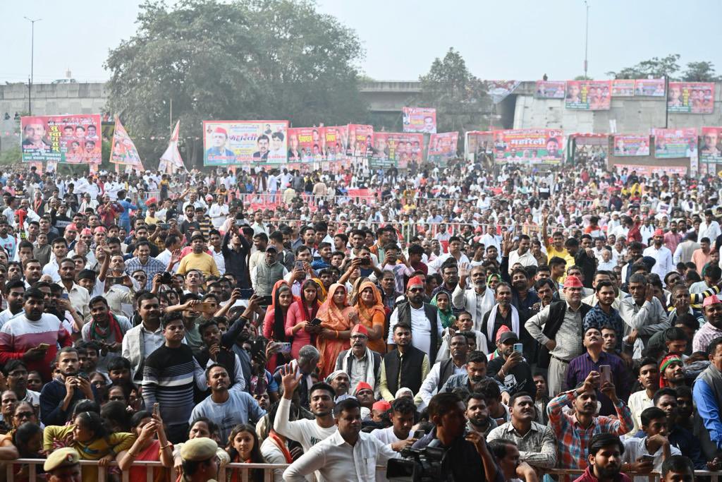 yadavakhilesh's tweet photo. आइए आज ‘संविधान दिवस’ पर हम सब मिलकर संविधान बचाने के संकल्प को दोहराएं और सांविधानिक मूल्यों की रक्षा के लिए एकजुट हो जाएं। https://t.co/n4O6MXmDcM
