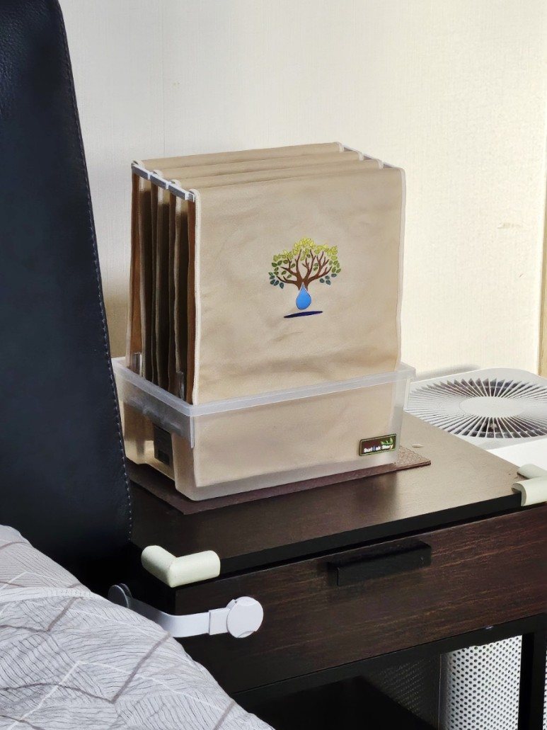 전기 가습기와 다르게 조용하고 부담없는 편안함과 가구와 잘 어울리는 모던함.
천가습기는 가장 전통적이면서 인체에 적합한 착한 가습기입니다.
베이지의 천가습기를 누려보세요~^^