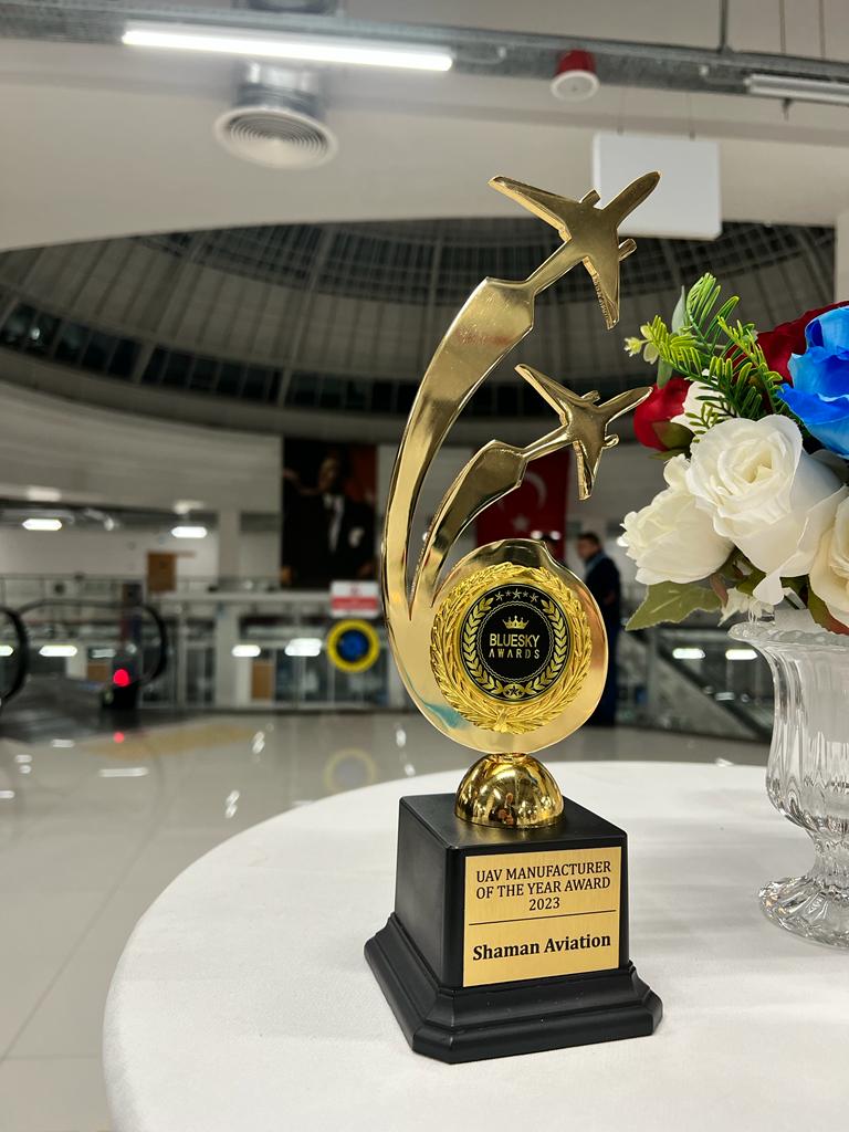 <a href="/blueskyawards/">BLUESKY AWARDS</a> organizatörlüğünde bu yıl üçüncüsü düzenlenen, "International Aviation Awards" yarışmasında "Yılın İHA Üreticisi" ödülüne layık görüldük. 

<a href="/beykentint/">Beykent International Office</a> Üniversitesinin ev sahipliği yaptığı muhteşem gecede ödüllerin takdimi gerçekleştirildi. 

Organizasyonda emeği