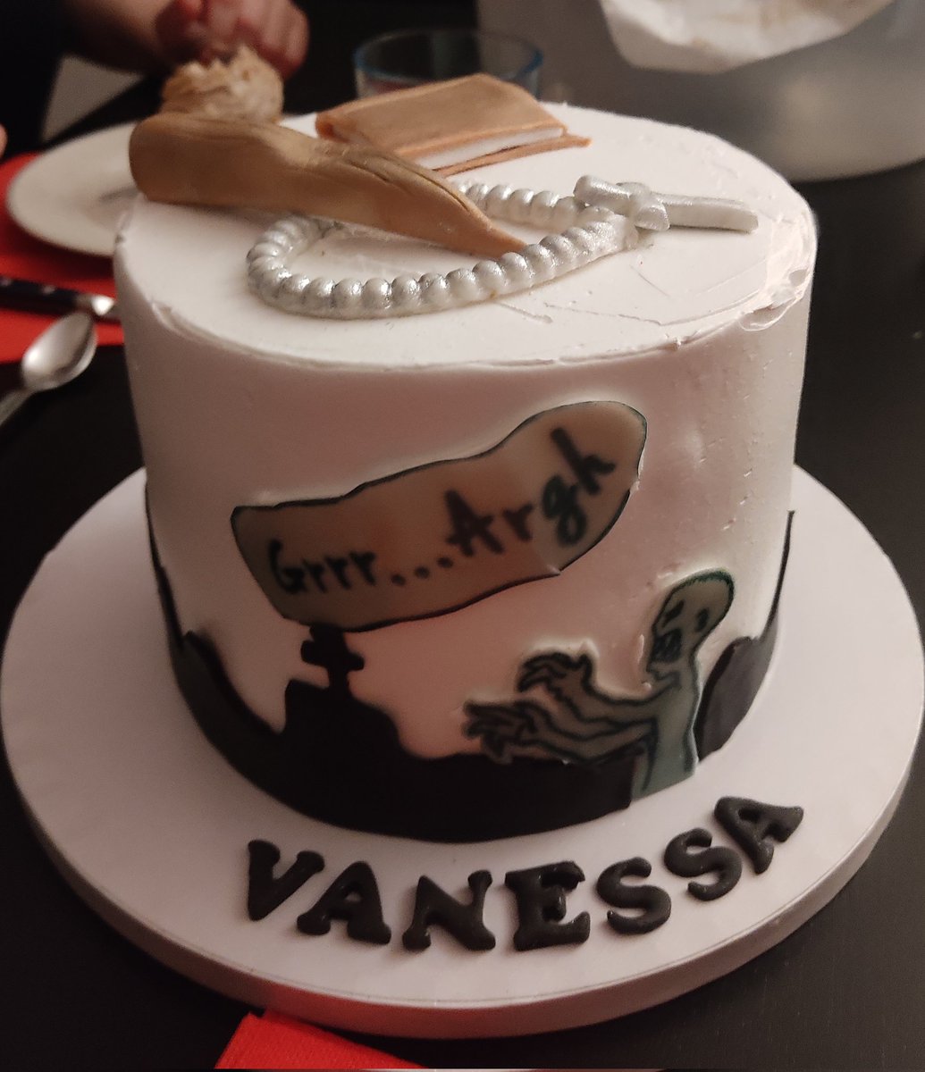 VerlorenFuchs's tweet photo. Best gâteau d'anniversaire ever https://t.co/l1A32G8V1I