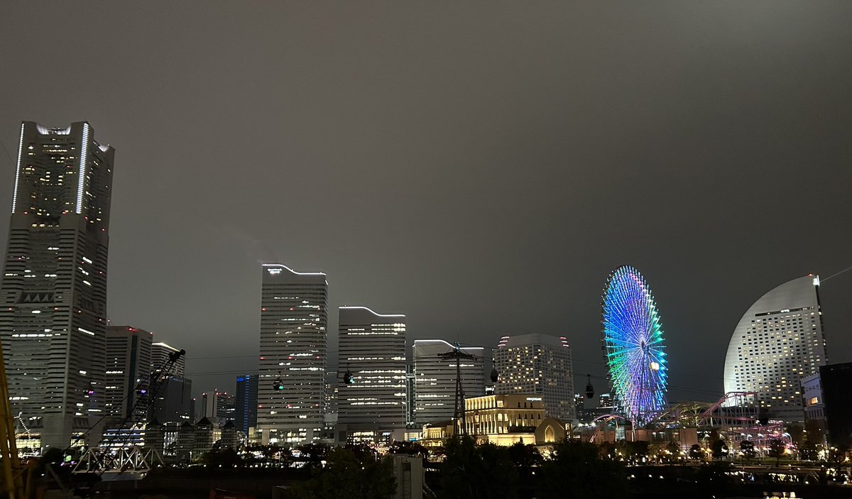 SHIROSTRIPE's tweet photo. 雨に曇る♩横濱ハーバーラ〜イト♫

 #Mband https://t.co/73uHXFdBAK