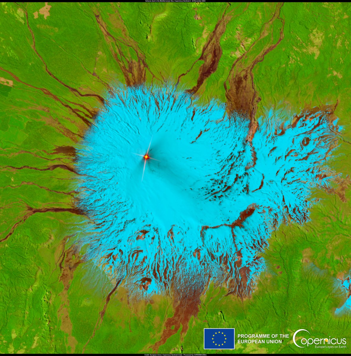 #ImageOfTheDay #Villarrica is an active #volcano in #Chile🇨🇱, renowned for its symmetrical cone shape and the presence of a persistent lava lake within its crater ⬇️In the #Sentinel2 image of 24 November, the🔴 thermal anomaly (infrared signature) is visible in the summit area🌋