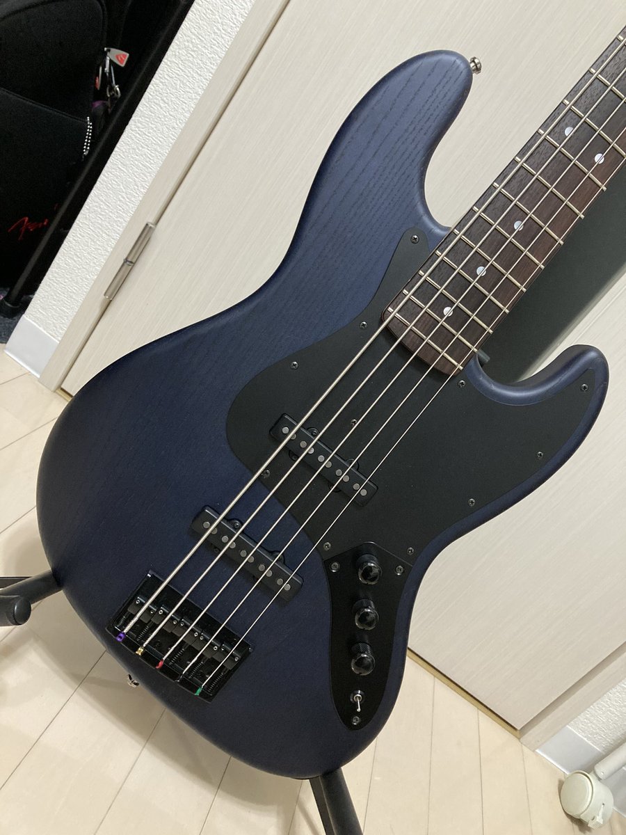 bunbun5bass's tweet photo. よし決めた。先ずはblacksmokerを売ろう。
もしご興味ある方はいらっしゃいましたら、DM下さい。
PLEK済み。ノイズシーリングや配線材もリペア屋で実施済み。
別途、嵩上げ用にピックガードも作成してるので、お付けします。
#機材売ります
#blacksmoker https://t.co/LMHyIuxojY