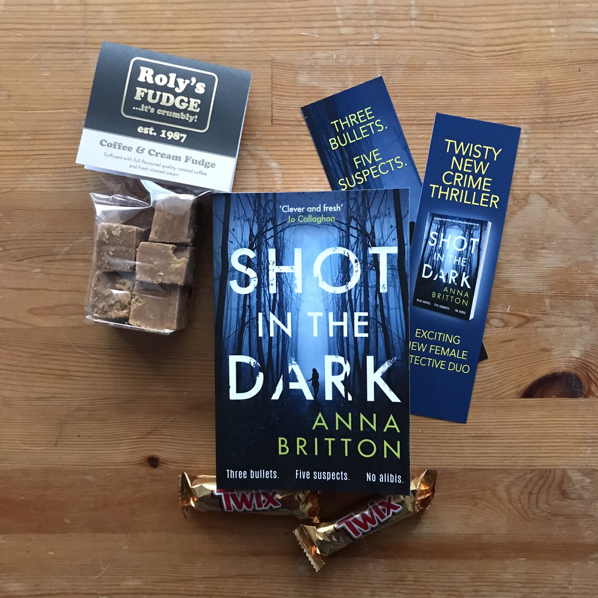 Shot in the Dark has been out in the world for ONE HECKING MONTH - can you believe it?! 🤯
To celebrate, I’m doing a giveaway of a signed copy and some other goodies 😍
To enter, make sure you’re following me and retweet 🧡
UK only. Finishing 27/11 at 11am 🤓