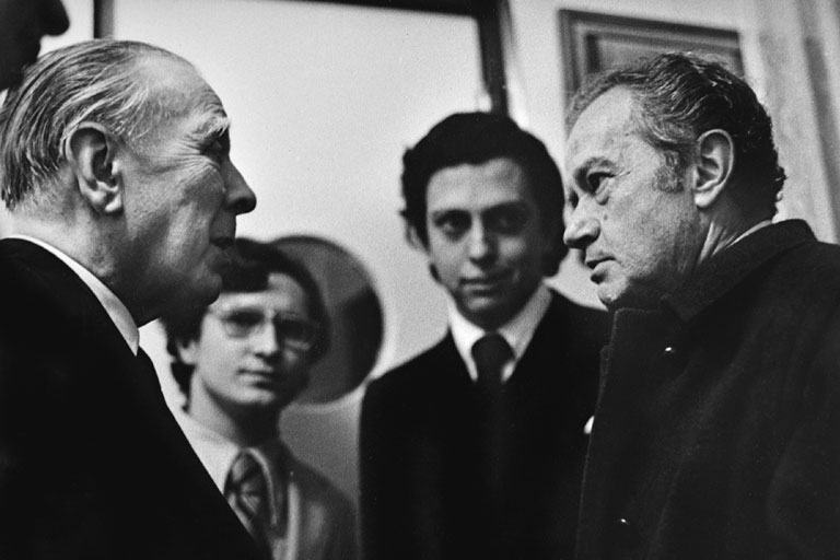 En 1973, se encontraron en México dos gigantes: Borges y Rulfo.
Esta fue su conversación: 

R: Maestro, soy yo, Rulfo. Qué bueno que ya llegó. Usted sabe cómo lo estimamos y lo admiramos. 

B: Finalmente, Rulfo. Ya no puedo ver a un país, pero lo puedo escuchar.

B: Y escucho