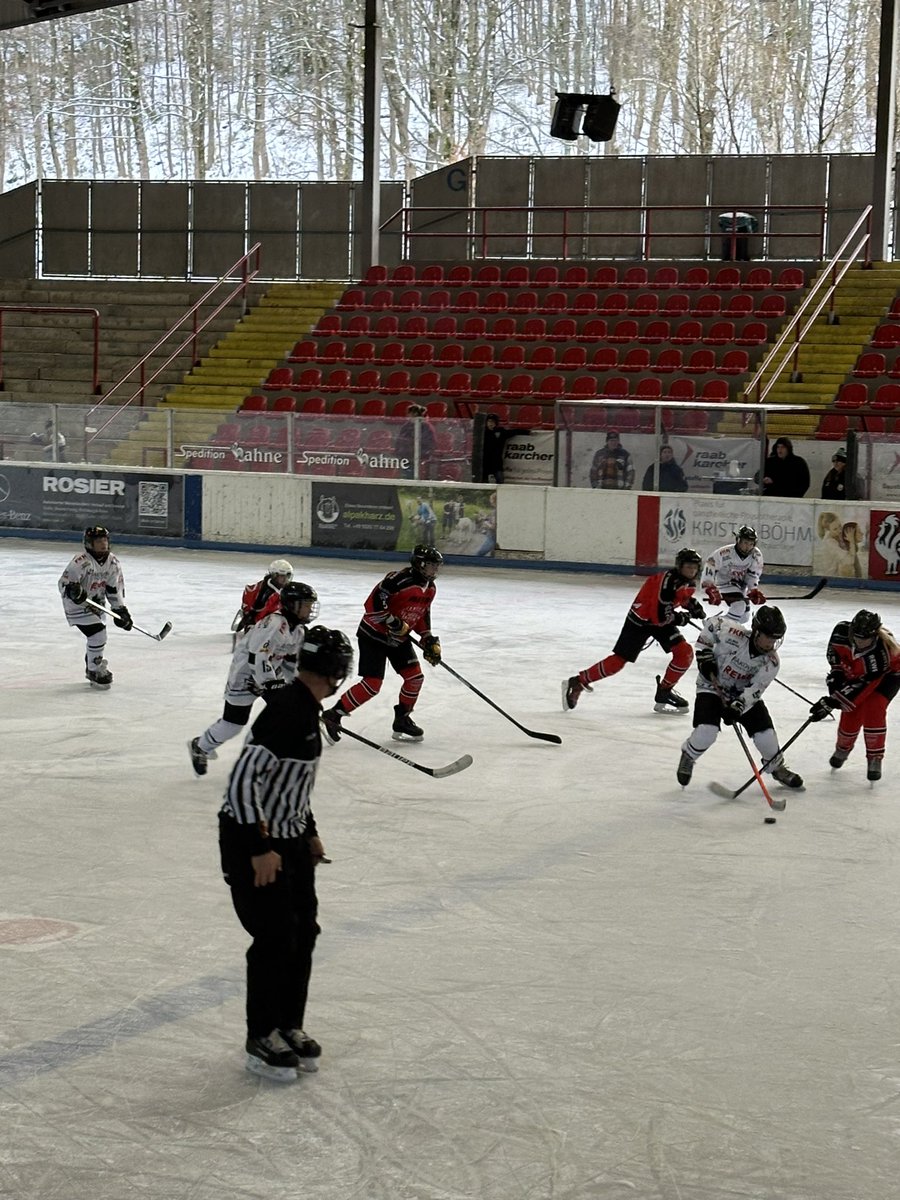 Was für ein hart umkämpftes Match heute Morgen! Unsere U13 SG SZ/BRL/WOB hat tapfer gegen Hannover gekämpft, auch wenn das Ergebnis mit 0:13 nicht so ausfiel, wie wir es uns gewünscht hätten. Trotz allem sind wir stolz auf das Team für ihren Einsatz #salzgitteryoungicefighters