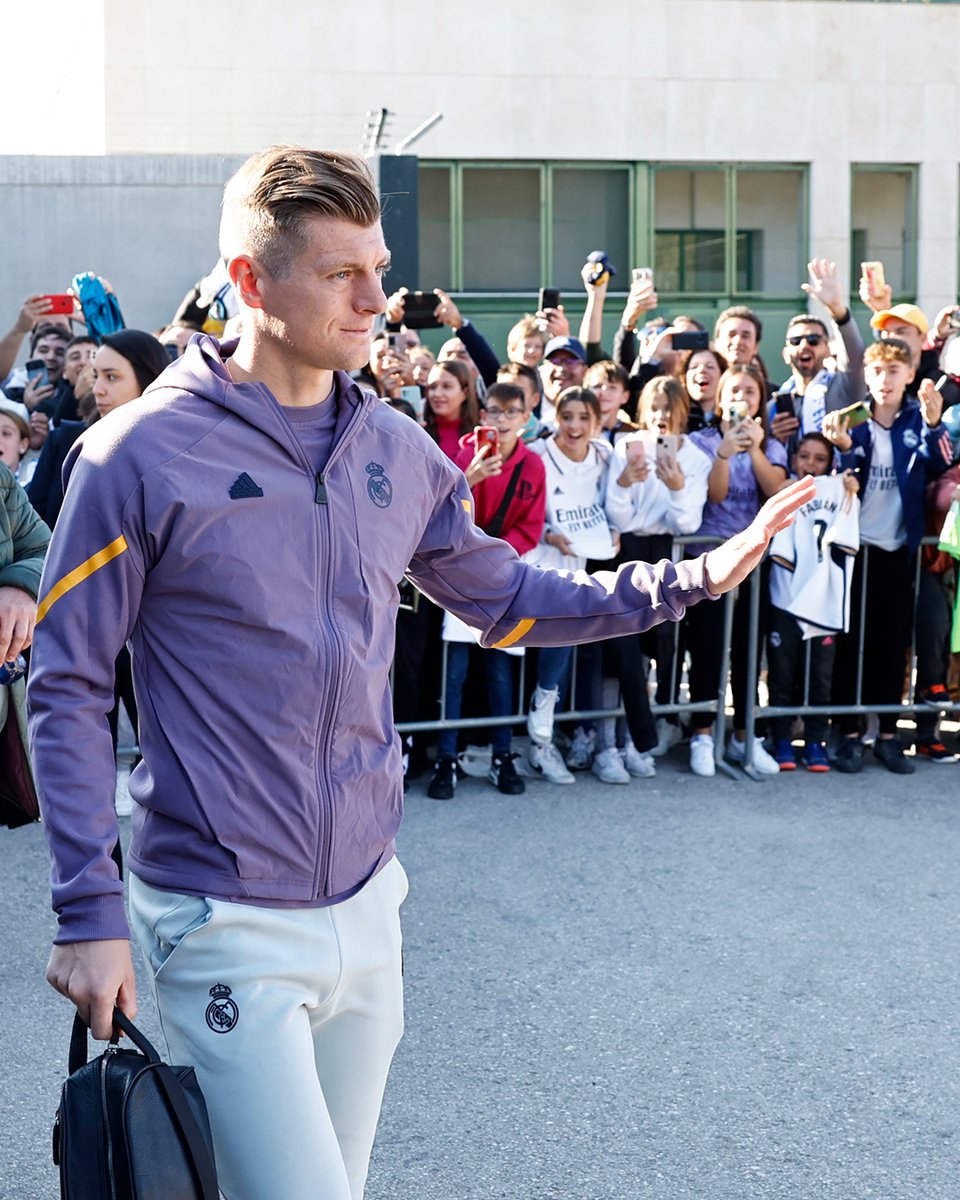 realmadrid's tweet photo. 😊👋 @ToniKroos
#CádizRealMadrid https://t.co/iW4wC12cPz