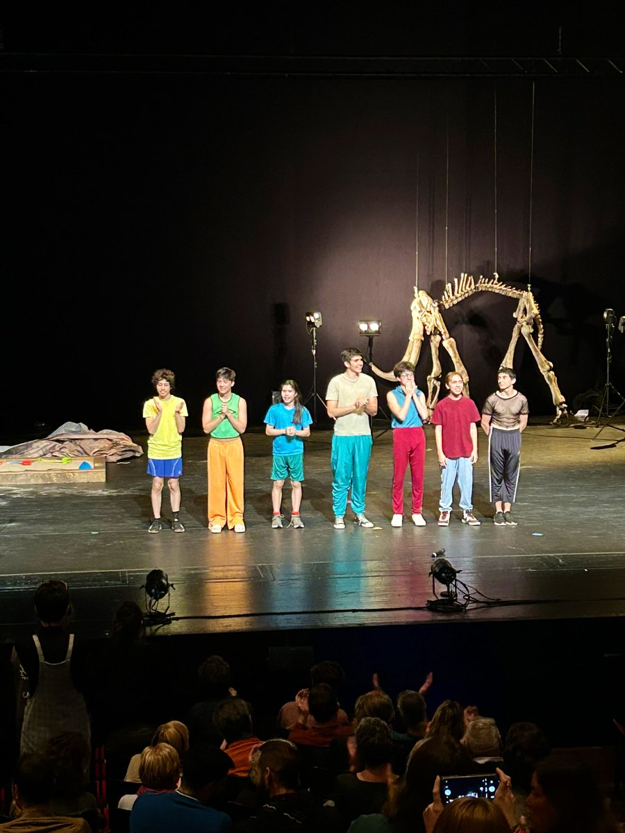 Un crit ferotge contra el patriarcat més agressiu i repressiu. A #LaPosibilidadDeLaTernura set joves broden un emotiu al•legat sobre les noves masculinitats. Un final ple de tendresa, poesia, llibertat i esperança. Bravo!! #MarcoLayera <a href="/teatrelliure/">Teatre Lliure</a>