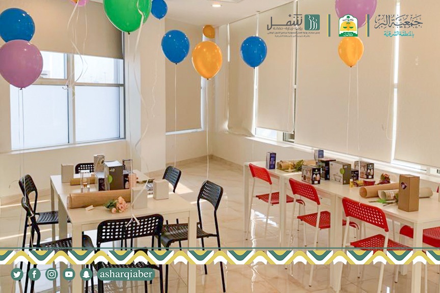 أقام ⁧#مركز_شمل_الدمام⁩ التابع لـ ⁧#بر_الشرقية⁩ برنامج "فن تغليف الهدايا" لمستفيدي مراكز شمل بالمنطقة الشرقية بهدف إكساب المستفيدين مهارات تغليف الهدايا وتزيينها، وذلك بقاعة الألعاب بالمركز، تقديم الفنانة التشكيلية /أفنان علي الغامدي.